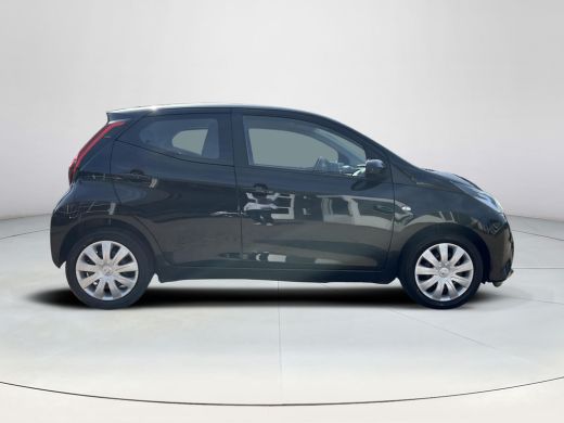 Toyota Aygo 1.0 VVT-i x-play | 5 deurs| Airconditioning | Carplay | Parkeercamera | ActivLease financial lease