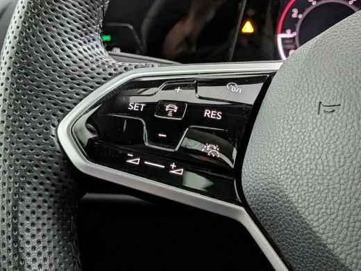Volkswagen Golf 1.5 TSI 130 pk R-Line Business | Achteruitrijcamera | Schuifdak | Cruise control adaptief | ActivLease financial lease
