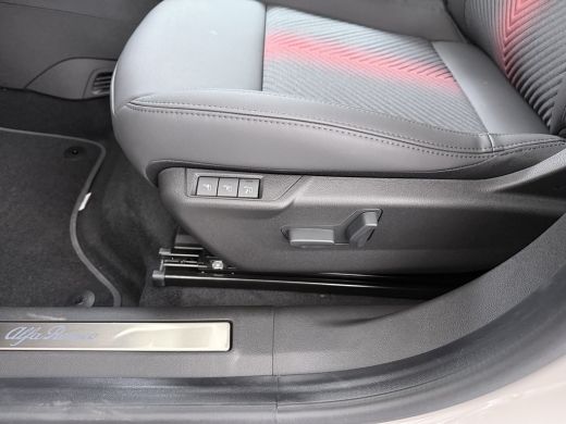 Alfa Romeo Junior Ibrida ActivLease financial lease