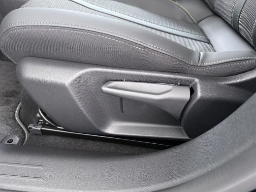 Peugeot 208 GT | Elektrische parkeerrem | Extra getinte achterste zijruiten en achterruit | Extra getinte ach... ActivLease financial lease