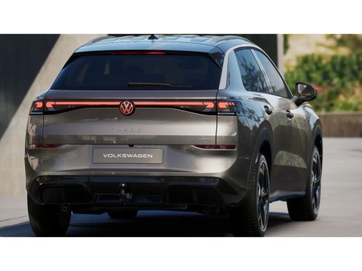 Volkswagen T-Roc R-Line Edition | 'App-Connect' draadloze smartphone integratie | 30,5 cm display met 2D en 3D wee... ActivLease financial lease