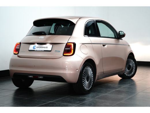 Fiat 500e 3+1 Icon 42 kWh 118 pk | Stoelverwarming | 16 inch LM-Velgen | Apple Carplay | ActivLease financial lease