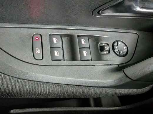 Peugeot e-2008 EV Active Pack 50 kWh | Navigatie | Camera | Apple Carplay / Android Auto | SOH 96% | Achterbank ... ActivLease financial lease