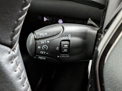 Peugeot e-2008 EV Active Pack 50 kWh | Navigatie | Camera | Apple Carplay / Android Auto | SOH 96% | Achterbank ... ActivLease financial lease