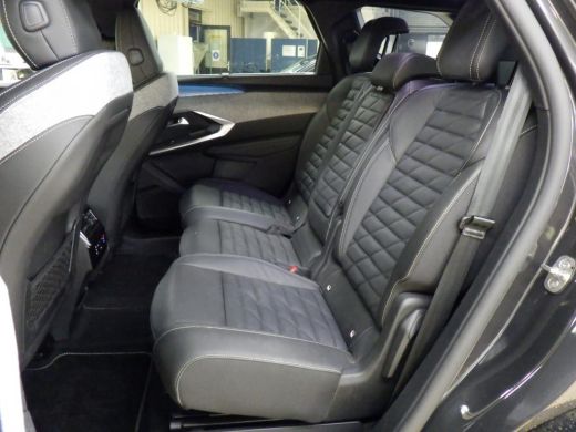 Peugeot e-5008 GT Exclusive 73 kWh 7p | Fase 3 laden | SOH 100% | Panorama/schuifdak | Lederen bekleding | Trekh... ActivLease financial lease