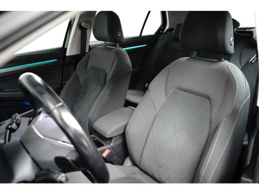 Volkswagen Golf 1.4 eHybrid Style l Elektr. Stoel incl Memory l Trekhaak Elektr. l Velours Bekleding l Stoelverwa... ActivLease financial lease
