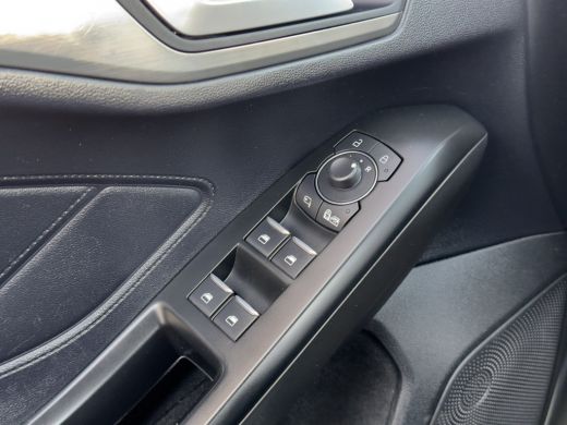 Ford Focus 1.0 ECOBOOST AUT8 TITANIUM X NAVI CAMERA APPLE-CARPLAY LED LMV PDC ActivLease financial lease