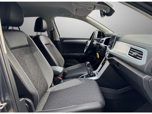 Volkswagen T-Roc TSI 115PK LIFE GOAL EDITION NAVI/CARPLAY/PDC ActivLease financial lease