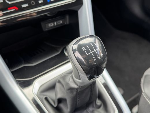 Volkswagen T-Roc TSI 115PK LIFE GOAL EDITION NAVI/CARPLAY/PDC ActivLease financial lease