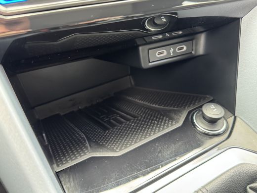 Volkswagen T-Roc TSI 115PK LIFE GOAL EDITION NAVI/CARPLAY/PDC ActivLease financial lease