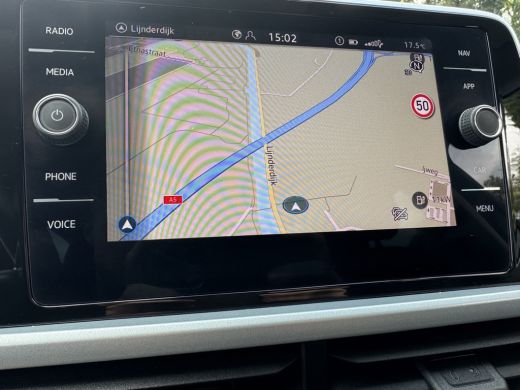 Volkswagen T-Roc TSI 115PK LIFE GOAL EDITION NAVI/CARPLAY/PDC ActivLease financial lease