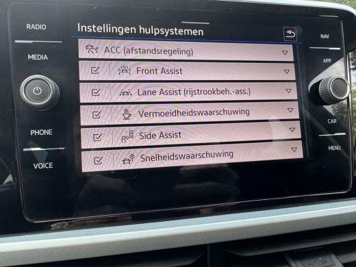 Volkswagen T-Roc TSI 115PK LIFE GOAL EDITION NAVI/CARPLAY/PDC ActivLease financial lease