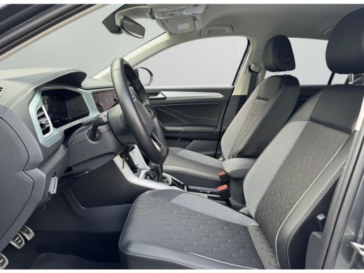 Volkswagen T-Roc TSI 115PK LIFE GOAL EDITION NAVI/CARPLAY/PDC ActivLease financial lease
