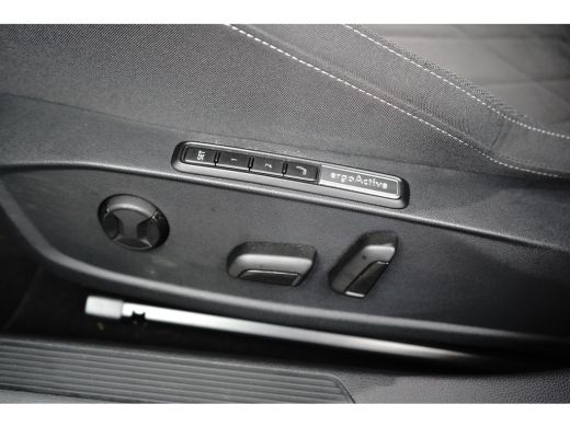 Volkswagen Golf 1.4 eHybrid Style | Adaptive Cruise Control / Automaat / Ergo bestuurdersstoel (elektrisch verste... ActivLease financial lease