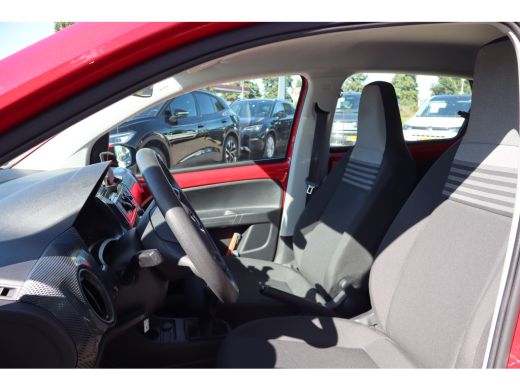 Volkswagen up! 1.0 65PK | Bandenspanningscontrolesysteem | Multimedia-voorbereiding | Rijstrooksensor ActivLease financial lease