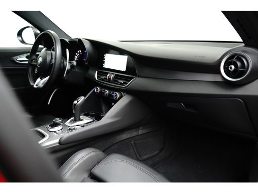 Alfa Romeo Giulia Veloce 280PK | Stoelverwarming | Adap. Cruise | 19 inch | Trekhaak ActivLease financial lease