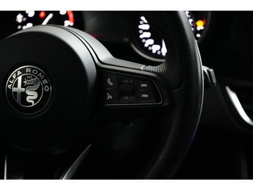 Alfa Romeo Giulia Veloce 280PK | Stoelverwarming | Adap. Cruise | 19 inch | Trekhaak ActivLease financial lease
