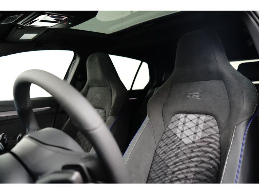 Volkswagen Golf VIII Lim. 1.5 eTSI 150PK 7-DSG R-Line l Panoramadak l Stoel Stuurverwarming l Adapt. Cr Control l... ActivLease financial lease
