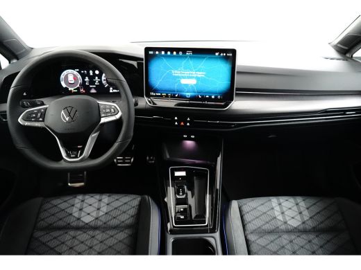 Volkswagen Golf VIII Lim. 1.5 eTSI 150PK 7-DSG R-Line l Panoramadak l Stoel Stuurverwarming l Adapt. Cr Control l... ActivLease financial lease