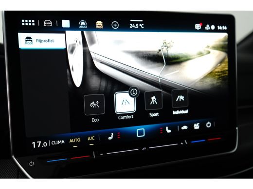 Volkswagen Golf VIII Lim. 1.5 eTSI 150PK 7-DSG R-Line l Panoramadak l Stoel Stuurverwarming l Adapt. Cr Control l... ActivLease financial lease