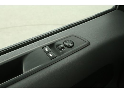 Peugeot e-Expert 75 kWh L2H1 | Snelladen | SOH 91% | Airco | Camera | Cruise | Carplay | 3 Zits | Trekhaak ActivLease financial lease