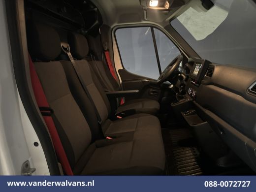 Renault Master 2.3 dCi 136pk L2H2 Euro6 Airco | Navigatie | Camera | Cruisecontrol | LED | 2500kg Trekhaak Parke... ActivLease financial lease