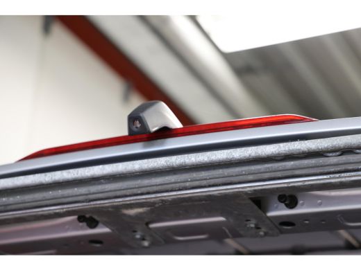 Volkswagen Crafter 2.0 TDI AUTOMAAT L3H3 LAADKLEP EN TREKHAAK ActivLease financial lease