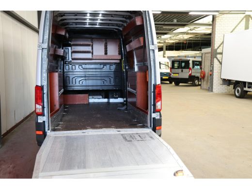 Volkswagen Crafter 2.0 TDI AUTOMAAT L3H3 LAADKLEP EN TREKHAAK ActivLease financial lease