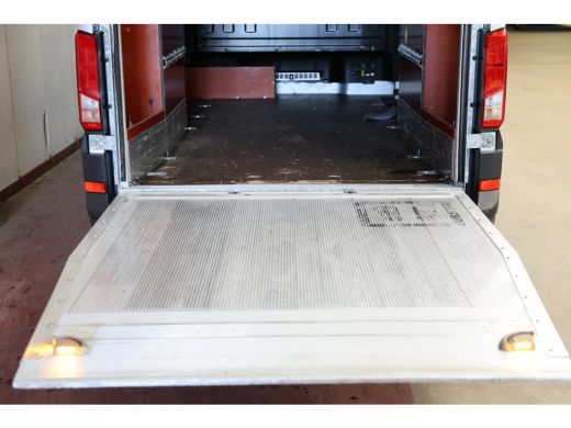 Volkswagen Crafter 2.0 TDI AUTOMAAT L3H3 LAADKLEP EN TREKHAAK ActivLease financial lease