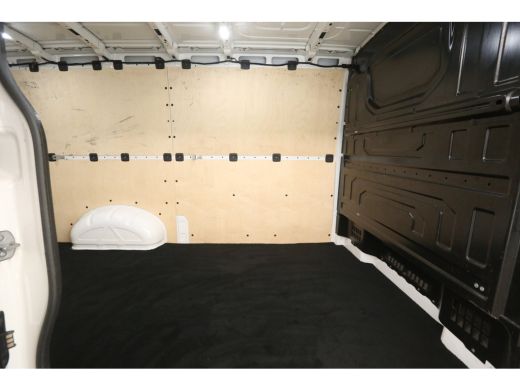 Volkswagen Crafter 2.0 TDI L3H2 140PK | 3000kg Trekgew. | Airco | Cruise | 3 Zits | Parkeersensoren ActivLease financial lease