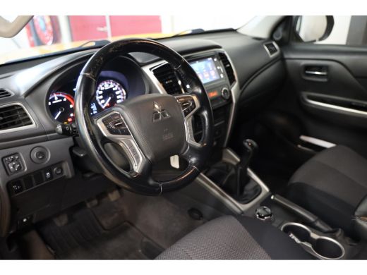 Mitsubishi L200 2.2 DI-D Club Cab Intense 4X4 4WD TREKHAAK ActivLease financial lease