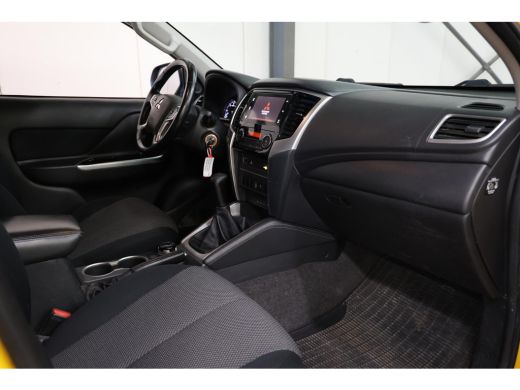Mitsubishi L200 2.2 DI-D Club Cab Intense 4X4 4WD TREKHAAK ActivLease financial lease