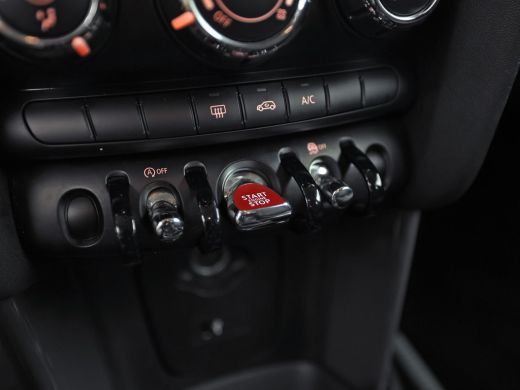Mini One 1.5 Essential Black Sport (VIRTUAL COCKPIT, BLACK PACK, APPLE CARPLAY, GROOT NAVI, UNION JACK ACH... ActivLease financial lease