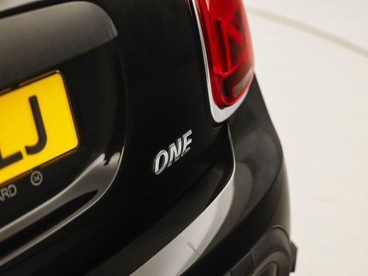 Mini One 1.5 Essential Black Sport (VIRTUAL COCKPIT, BLACK PACK, APPLE CARPLAY, GROOT NAVI, UNION JACK ACH... ActivLease financial lease