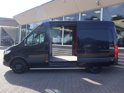 Mercedes-Benz Sprinter 319 3.0 CDI V6 190 PK AUT. L2H2 + 2 SCHUIFDEUREN | 3500 KG TREKHAAK | BREEDBEELD MBUX NAVIGATIE ActivLease financial lease