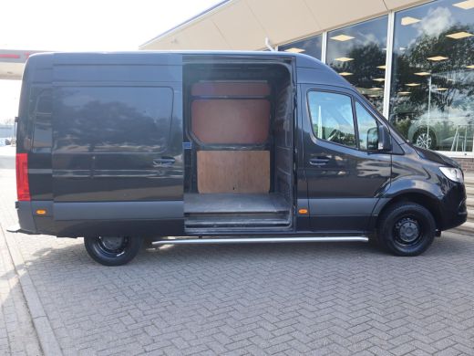 Mercedes-Benz Sprinter 319 3.0 CDI V6 190 PK AUT. L2H2 + 2 SCHUIFDEUREN | 3500 KG TREKHAAK | BREEDBEELD MBUX NAVIGATIE ActivLease financial lease