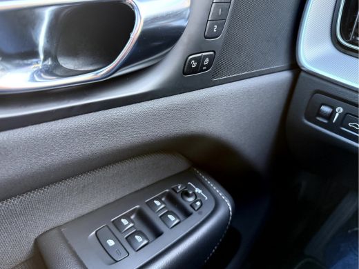 Volvo  XC60 2.0 Recharge T6 AWD R-Design Panoramadak, Camera, 19''Lmv ActivLease financial lease