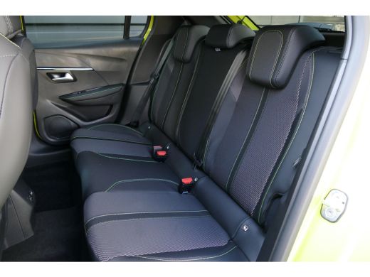 Peugeot 208 GT | Armsteunen op de voorportieren bekleed met kunstleder met groen sierstiksel (GT-Line) | Clim... ActivLease financial lease