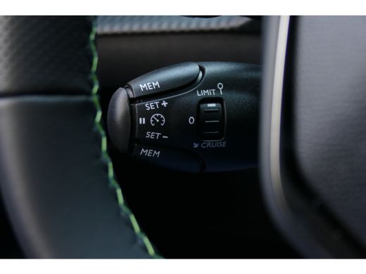 Peugeot 208 GT | Armsteunen op de voorportieren bekleed met kunstleder met groen sierstiksel (GT-Line) | Clim... ActivLease financial lease