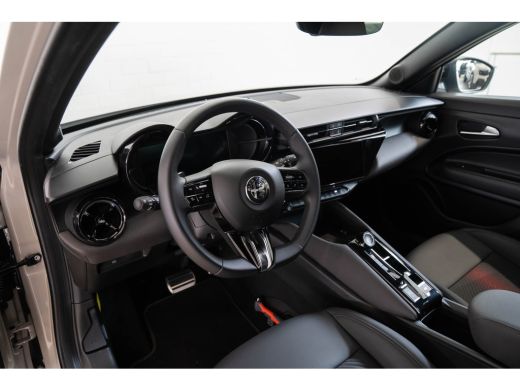 Alfa Romeo Junior 1.2 Turbo Hybrid Ibrida Speciale | Camera | LED | El. Stoelverstellnig | Navigatie | Climate Cont... ActivLease financial lease