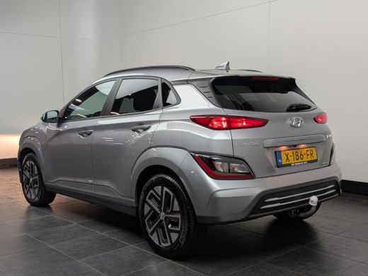 Hyundai Kona EV Pure 64 kWh | Trekhaak | Camera | ACC | Parkeersensoren | Apple Carplay | Achteruitrijcamera |... ActivLease financial lease