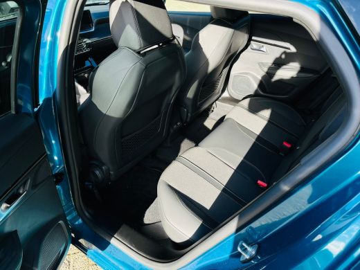 Peugeot 2008 1.2 Hybrid 145 GT Adaptieve Cruise | Camera 360! | 18'' Lichemtaal | Leder/Stof | Carplay | LUXE ... ActivLease financial lease