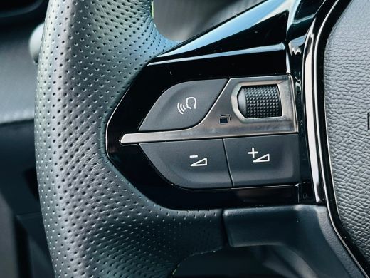Peugeot 2008 1.2 Hybrid 145 GT Adaptieve Cruise | Camera 360! | 18'' Lichemtaal | Leder/Stof | Carplay | LUXE ... ActivLease financial lease