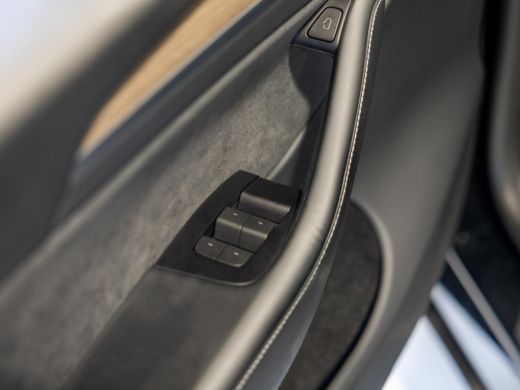 Tesla Model Y RWD 58 kWh SOH 93% / 299pk / Trekhaak / ActivLease financial lease