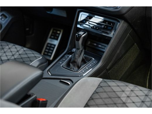Volkswagen Tiguan 1.4 TSI eHybrid R-Line Business+ Pano / Trekhaak / Black / ActivLease financial lease