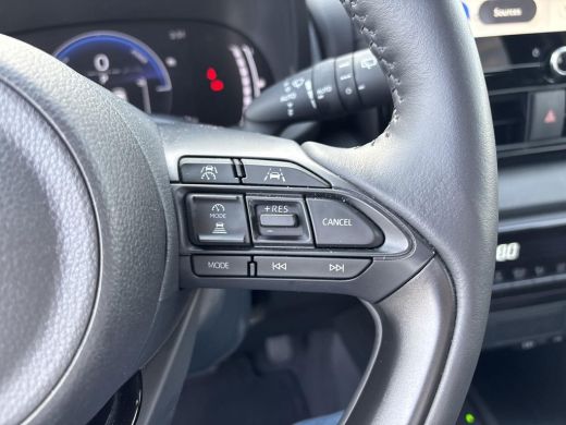 Toyota Yaris 1.5 Hybrid 115 Dynamic **DODEHOEK DETECTIE/ STOEL EN STUURVERWARMING/ KEYLESS** ActivLease financial lease