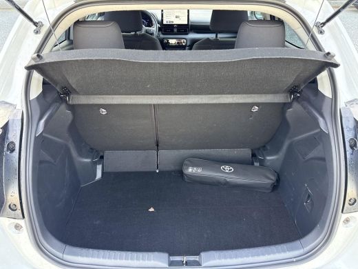 Toyota Yaris 1.5 Hybrid 115 Dynamic **DODEHOEK DETECTIE/ STOEL EN STUURVERWARMING/ KEYLESS** ActivLease financial lease