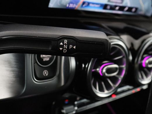 Mercedes-Benz GLB | Half leder | Stoelverwarming | Cruise control | Trekhaak | Camera | Park assist | Sfeerverlicht... ActivLease financial lease