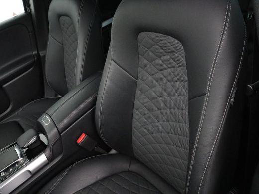 Mercedes-Benz GLB | Half leder | Stoelverwarming | Cruise control | Trekhaak | Camera | Park assist | Sfeerverlicht... ActivLease financial lease