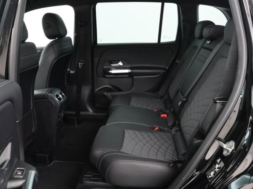 Mercedes-Benz GLB | Half leder | Stoelverwarming | Cruise control | Trekhaak | Camera | Park assist | Sfeerverlicht... ActivLease financial lease